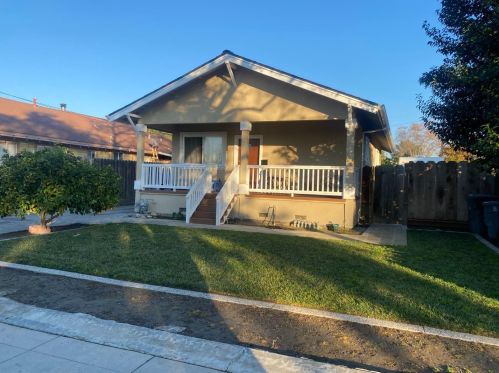 1055 West St, Hollister, CA 95023-4713