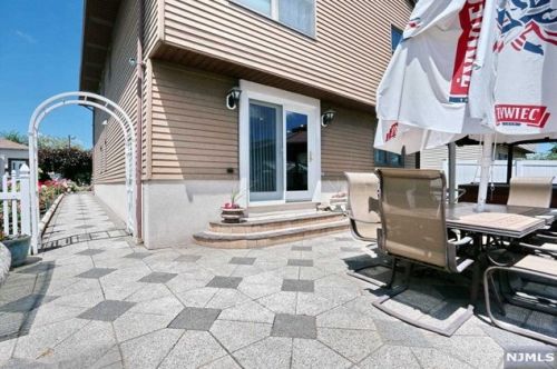 19 Elmhurst St, Elmwood Park NJ  07407-1320 exterior