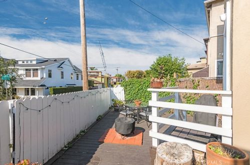 1703 Speyer Ln, Redondo Beach CA  90278-4729 exterior