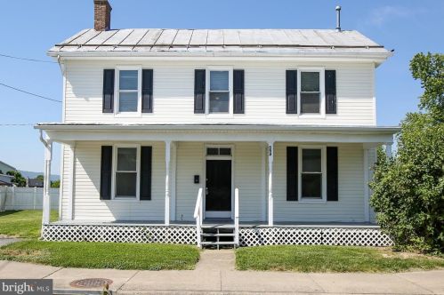 554 Queen St, Strasburg, VA 22657-2437