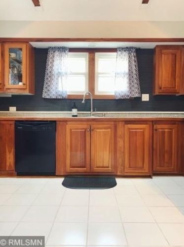 533 4th St, New Johannesburg, WI 54017-1009
