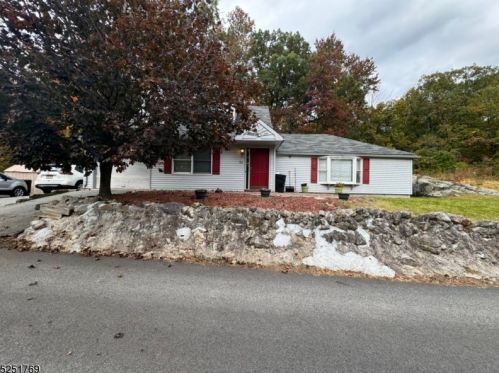 56 Greenwood Lake Tpke, Skyline Lakes, NJ 07456-1504