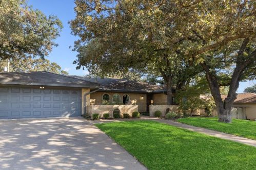 416 Hillview Dr, Hurst, TX 76054-3529