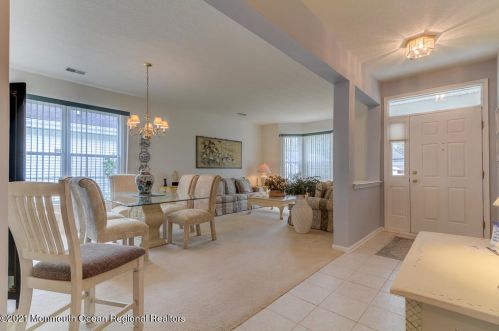 18 Autumn Rise Ln, Lakewood, NJ 08701-7513