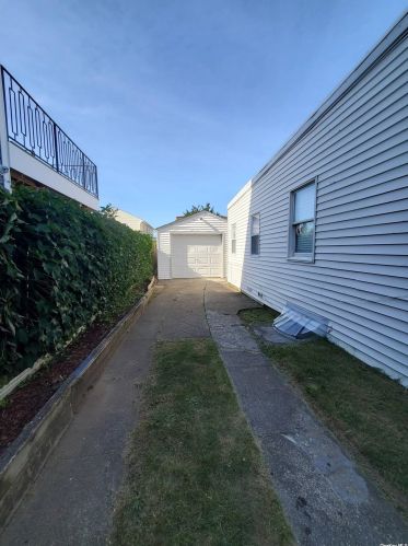 3 Martin St, East Rockaway, NY 11518-2628