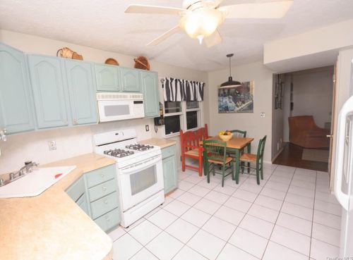 17 Horn St, Orangeburg, NY 10962-2312