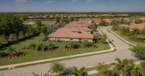 12460 Wisteria Dr, Naples, FL 34120-4676
