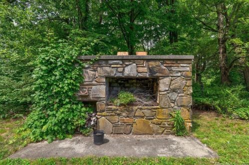 161 Heritage Rd, Putnam CT  06260-2716 exterior