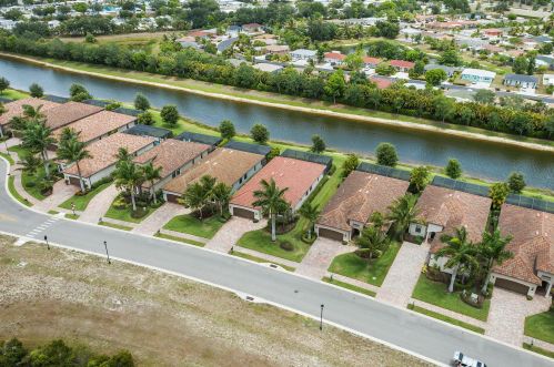 2878 Aviamar Cir, Naples FL  34114 exterior