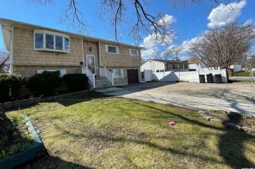 425 Ferraris St, Copiague, NY 11726-1609