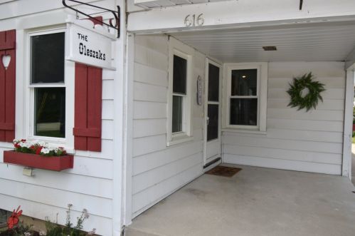 616 Bender Rd, Milwaukee, WI 53217-4148