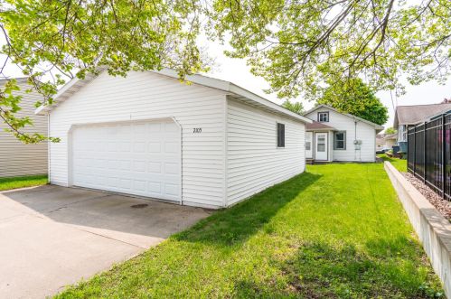 2105 Winnebago St, La Crosse, WI 54601-5071