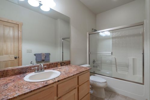 11550 Rhineland Ave, Truckee CA 96161-7070 exterior