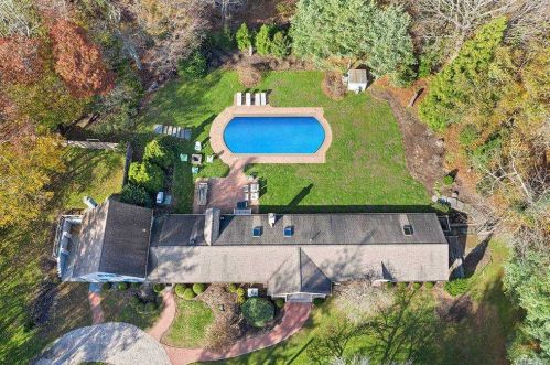 53 Maple Ln, East Hampton, NY 11937-2674