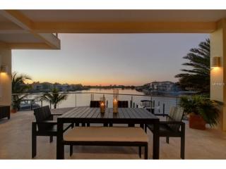 2803 Kipps Colony Dr, Saint Petersburg, FL 33707-3981