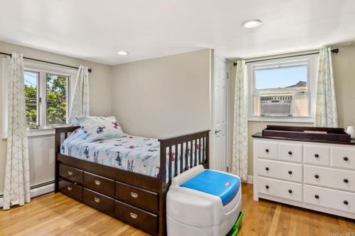 577 Centre Ave, North Lindenhurst NY  11757-3114 exterior