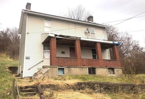 140 Spring St, Coal Center, PA 15423-1174