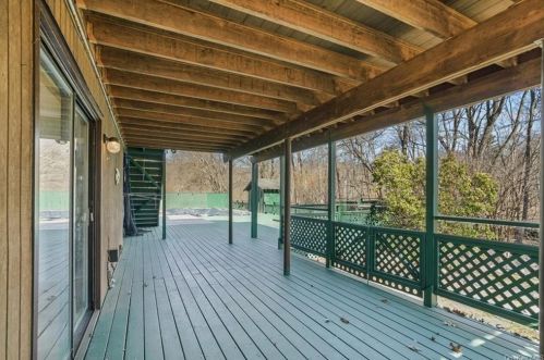 6 Mayer Dr, Airmont NY  10901-3807 exterior