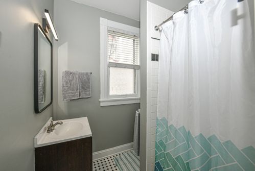 2565 Oakland Ave, Milwaukee WI 53211-3931 exterior