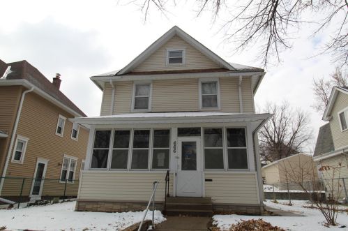 666 Fuller Ave, Saint Paul, MN 55104-4827