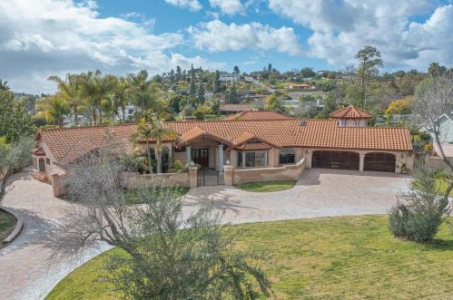 1129 Sugarbush Dr, Vista CA  92084-6605 exterior