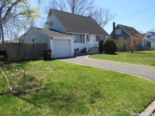 56 Kobb Blvd, West Islip, NY 11795-2217