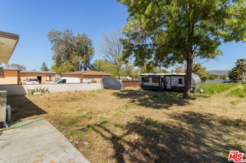 561 Royal Ave, Simi Valley CA  93065-4246 exterior