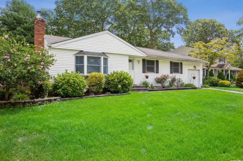 1545 Carl Ave, Holbrook, NY 11741-2317