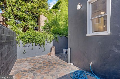 312 Manton St, Philadelphia PA  19147-5213 exterior