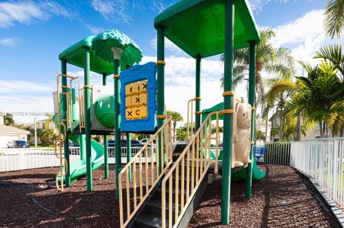 3136 176 Ter, Hollywood FL 33029-5556 exterior