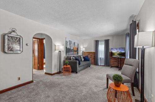 8533 Stuth Ave, Milwaukee, WI 53227-3737