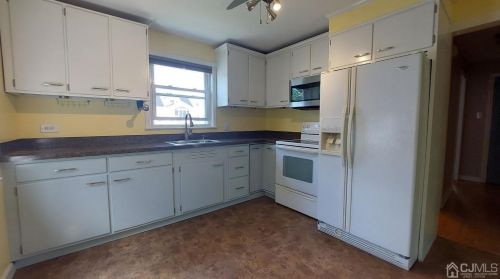 561 Bamford Ave, Woodbridge, NJ 07095-3812