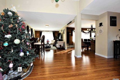 261 Friends Ln, Westbury, NY 11590-6556
