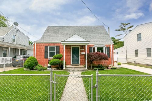 2380 Spruce St, Seaford, NY 11783-2925