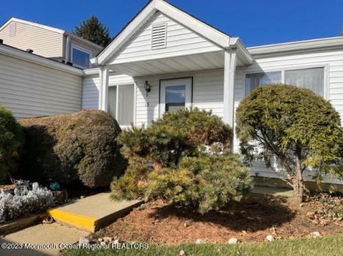 15 Inwood Ter, East Freehold, NJ 07728-4013