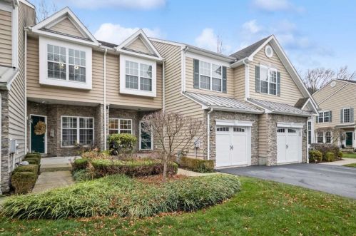 852 Huntington Dr, Fishkill, NY 12524-4918