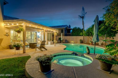 5582 Ross Dr, Chandler, AZ 85226-6817