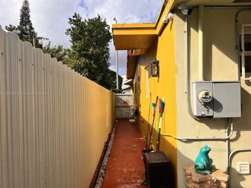 2637 9th Ct, Hialeah FL  33010-1223 exterior