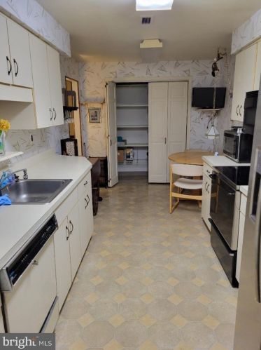 400 Haddon Ave, Tavistock NJ  08033-1769 exterior