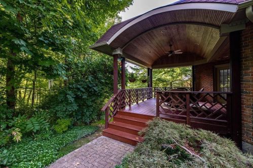 2002 Beechcroft Ct, Cincinnati OH 45233-1713 exterior