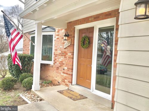 6610 Greenview Ln, Springfield, VA 22152-2922
