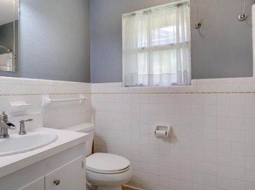 1225 Hillcrest St, Denton TX  76201-2412 exterior