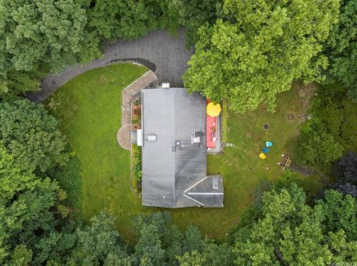 60 Bryant Pond Rd, Tompkins Corners NY  10579-2405 exterior