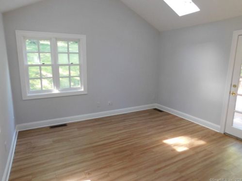 31 Linda Ave, Uncasville CT  06382-1722 exterior