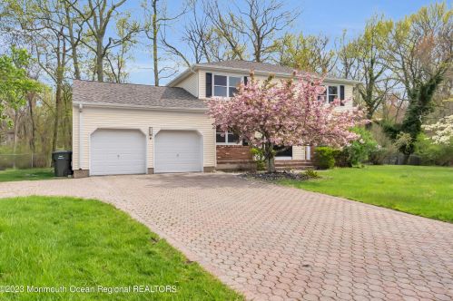 21 Kenneth Dr, Tinton Falls NJ  07712-2824 exterior