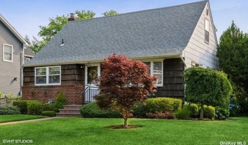 1345 Lakeside Dr, North Wantagh, NY 11793-2437