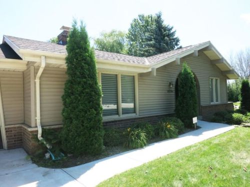 10704 Hollyhock Ct, Thiensville, WI 53092-5516