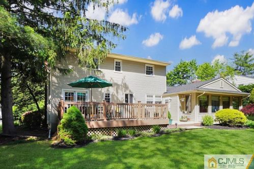 18 Hamilton Dr, East Brunswick NJ  08816-2709 exterior