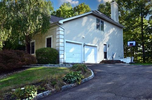 7 Cedar Dr, Tuxedo Park, NY 10987-4808