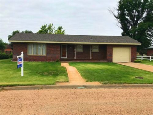 607 Tampa St, Lakin, KS 67860-9786